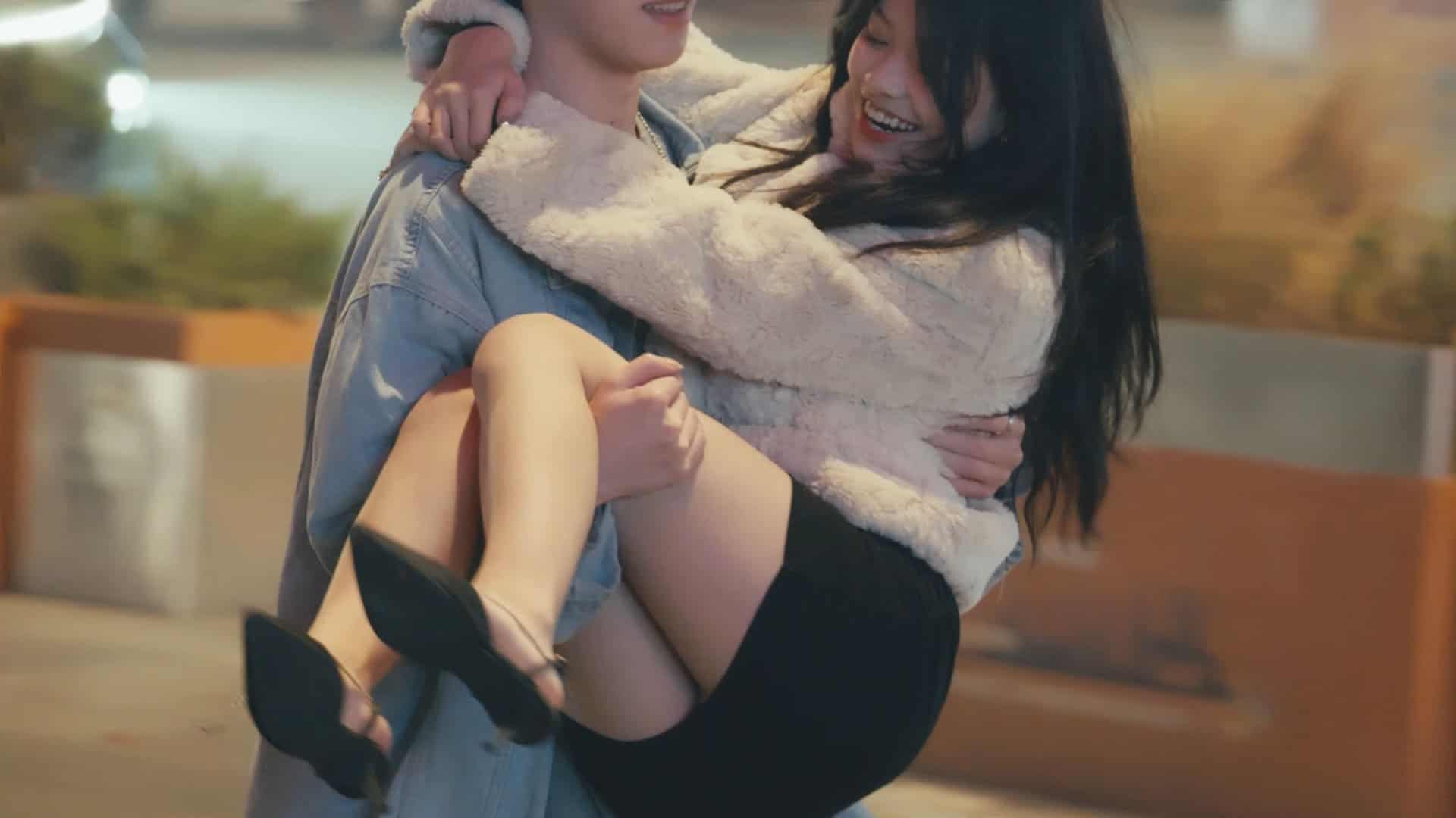 重庆夜市抓拍各路时尚小姐姐不乏自然式走光抄底150V/121G